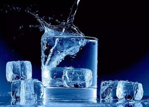 喝冰水一时爽 其实这样喝对身体危害很大