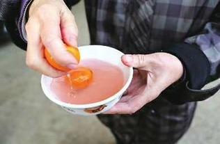 蜜橘加工厂黑幕曝光，郑州种植牙健康隐患警示